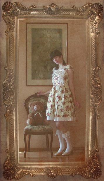 http://fc00.deviantart.net/fs26/f/2008/078/6/7/Classic_Lolita_by_VeneaGlorthiel.jpg