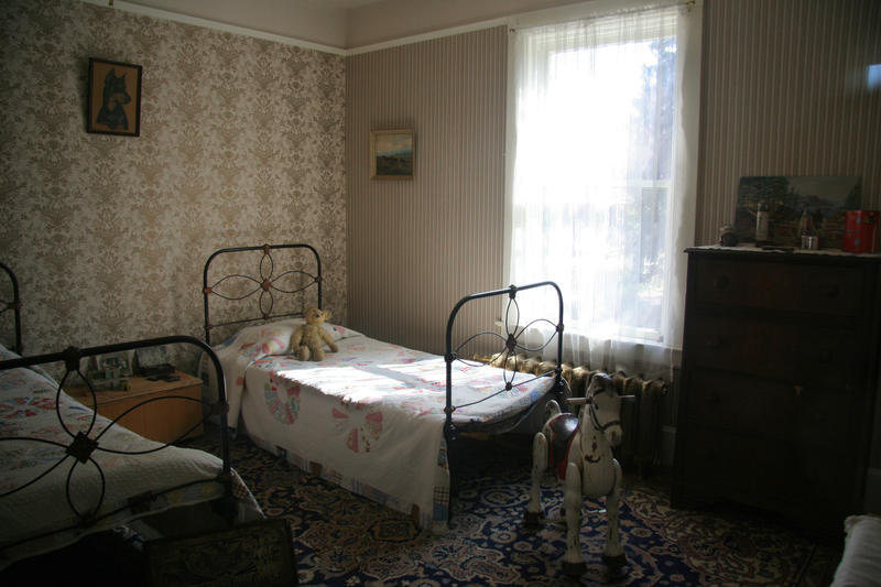 Old_Fashioned_Child_Bedroom_by_canuckgur