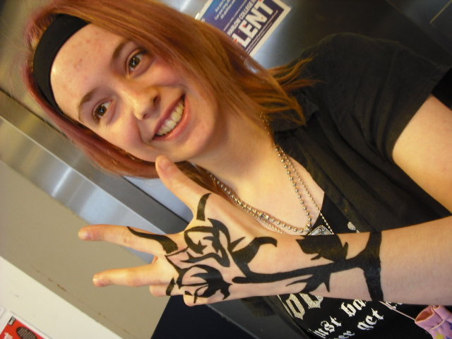Kelly Clarkson Cross Tattoo On Wrist. Tattoo