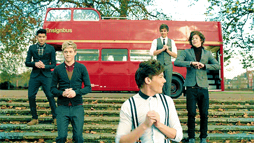 http://fc00.deviantart.net/fs70/f/2012/037/e/4/one_direction_gif_2_by_thewaytodream-d4ow9yk.gif
